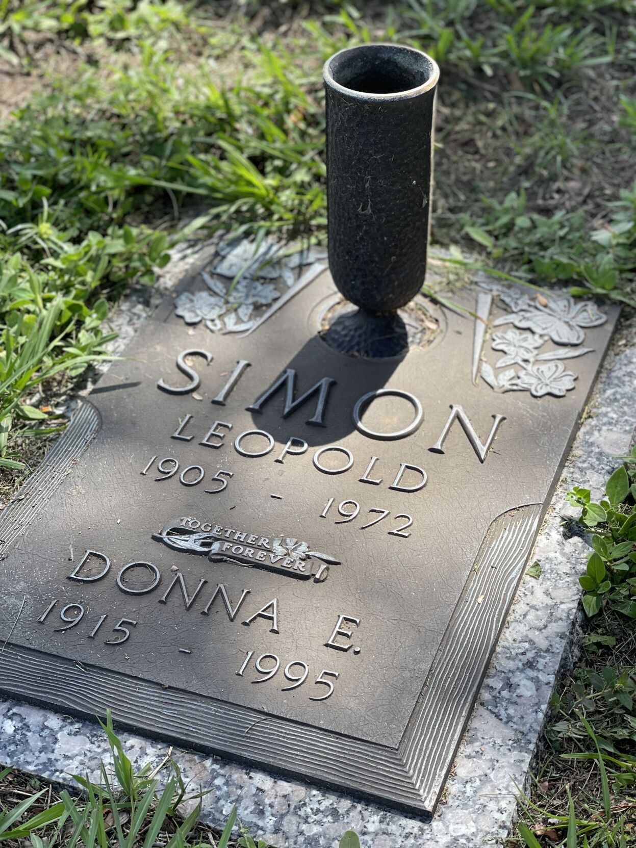 Simon grave